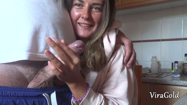 Quick Homemade Handjob from Sexy Camilla Moon with Lot A Cum